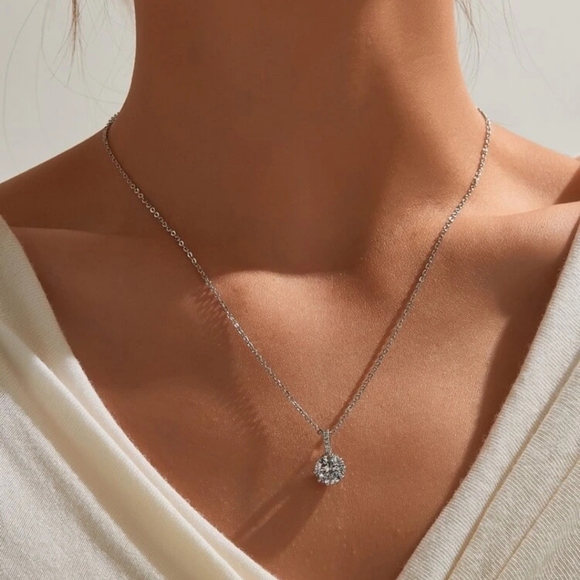 FREE with any bundle pendant necklace - Picture 1 of 3